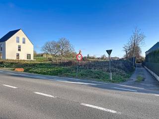 <strong>Laat deze kans niet voorbijgaan. Bouw hier jouw toekomst op een plek waar </strong><strong>wonen en bereikbaarheid samenkomen!<br /></strong><br /><strong>BESCHRIJVING<br /></strong><br />Deze bouwgrond van <strong>ca. 776 m²</strong> bevindt zich langsheen de Geraardsbergsesteenweg, op slechts enkele minuten van het centrum van Ninove.<br />Met een <strong>perceelbreedte van ca. 18,82 meter</strong> en een <strong>diepte van ca. 50 meter</strong> is dit de ideale plek om jouw toekomstige thuis te creëren.<br />Denk aan een moderne villa met zonnige tuin, waar u kan ontspannen en genieten van het prachtig uitzicht.<br /><br /><strong>LIGGING<br /></strong><br />Ontdek dit <strong>royaal bouwperceel </strong>voor een <strong>open bebouwing</strong> gelegen op een steenworp van het <strong>centrum van Ninove</strong>.<br />Hier woont u op een ruim perceel met achteraan een prachtig verzicht omgeven door de natuur.<br />De <strong>idyllische ligging in de Denderstreek </strong>is perfect voor wandelingen en fietstochten langsheen de diverse groene routes.<br />Daarnaast zorgt de locatie voor een <strong>vlotte verbinding</strong> naar steden zoals <strong>Aalst</strong>, <strong>Gent</strong> en <strong>Brussel</strong>, alsook zijn <strong>diverse winkels en scholen</strong> nabij.<br /><br /><strong>Deze bouwgrond is niet alleen een solide investering maar ook de perfecte start voor wie een kwaliteitsvolle levensstijl wil combineren met natuur en stadsnabijheid!</strong><br /><br />Voor meer info en/of een bezoek contacteer Kevin: <strong>0476 66 55 50</strong>.<br />(sommige foto's zijn referentiebeelden, Opp. zijn geraamd)