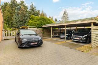 Ontdek deze uitzonderlijke kangoeroewoning op een prachtig perceel van maar liefst 1440 m²Het hoofdgebouw verwelkomt u met een aangename woonkamer...