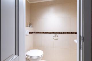 Dit appartement bevindt zich <strong>pal in het centrum van Ingelmunster</strong>, op slechts <strong>50 meter van de markt</strong>. Alle dagelijkse voorzieningen liggen binnen handbereik, wat deze <strong>ligging bijzonder comfortabel maakt.</strong><br />De <strong>inkomhal</strong> geeft toegang tot een <strong>gastentoilet</strong> en een <strong>eerste slaapkamer</strong> geschikt als extra slaapkamer of als <strong>thuiswerkplek</strong>. Achteraan is het <strong>apart toilet</strong> voorzien. ,<br />De eetruimte en keuken vormen samen een <strong>aangename leefomgeving met grote raampartijen</strong> die zorgen voor een<strong> open en luchtig gevoel</strong>. waarbij de <strong>berging </strong>rechtstreeks aansluit op de keuken. <strong>Praktisch en efficiënt </strong>ingericht voor dagelijks gebruik. Vanuit de leefruimte stapt u zo het <strong>ruime terras/patio </strong>op. Een <strong>rustige buitenplek</strong> waar u in alle privacy kan ontspannen, midden in het centrum. Een <strong>ruime, gezellige zithoek</strong> bevindt zich aan de andere zijde van de patio.<br />Via de nachthal bereikt u de <strong>badkamer, uitgerust met een douche, een ligbad</strong> en een <strong>lavabomeubel</strong>. Een <strong>tweede apart toilet</strong> is hier beschikbaar. Verder zijn er nog <strong>twee volwaardige slaapkamers</strong> die <strong>ruimte en comfort</strong> bieden.<br />Een <strong>verzorgd appartement met een sterke ligging</strong>, een <strong>logische indeling</strong> en een <strong>buitenruimte die het verschil maakt</strong>. Ideaal voor wie centraal wil wonen zonder in te boeten aan woonkwaliteit.<br />Wenst u graag een bezoekje neem dan contact op, op het nummer 0475/31 73 07.