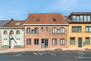 Bent u op zoek naar een appartement te koop in Oostrozebeke? Dit instapklare 2-slaapkamerappartement op de eerste verdieping van een kleinschalige residentie met slechts vier appartementen combineert een centrale ligging met een praktische indeling en energiezuinig wooncomfort. Ideaal als starterswoning of vastgoedinvestering.Dankzij de uitstekende centrumligging bevinden bakker, slager, winkels, school en park zich op wandelafstand. Hier geniet u van alle dagelijkse voorzieningen binnen handbereik.Via de inkomhal met apart gastentoilet bereikt u de lichtrijke leefruimte met open keuken. De keuken is uitgerust met een elektrische kookplaat, dampkap, koelkast en spoelbak. Aansluitend bevindt zich een praktische berging/wasplaats en een aangenaam terras waar u in alle rust kunt genieten.Op de verdieping zijn er twee ruime slaapkamers van respectievelijk 12 m² en 15 m². De badkamer is voorzien van een douche, lavabo en een tweede toilet.Daarnaast beschikt het appartement over een gemeenschappelijke fietsenberging en een privatieve kelderberging.Troeven:- Centrumligging in Oostrozebeke- Instapklaar 2-slaapkamerappartement- Gezellig terras- Conforme elektrische installatie- Energiezuinige verwarming via lucht/lucht-warmtepomp- Kleinschalige residentie met slechts 4 appartementen- Geen syndickosten- Ideaal als investering of voor startersBent u op zoek naar een appartement met terras in Oostrozebeke of een interessante investering? Contacteer ons vandaag nog voor meer informatie of een bezoek ter plaatse.