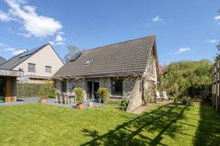 Praktisch ingedeeld ééngezinshuis (212m² bewoonbare oppervlakte), dat rustig is gelegen langs de Houtstraat en dat u onder andere 3 (mogelijkheid tot 4) slaapkamers (waarvan één slaapkamer op het gelijkvloers), ruime bureau, lichtrijke leefruimte, inpandige garage, polyvalent bijgebouw, privatieve oprit en gunstig georiënteerd perceel (520m²) aanbiedt. Dit huis te koop geniet van een ligging in een kindvriendelijke woonwijk en dit vlakbij het centrum van Sijsele, sportcentrum, buurtwinkels, warenhuizen, school en met een vlotte verbinding richting Brugge, Knokke, Damme, Maldegem...Gelijkvloers:- Inkomhal met gastentoilet;- lichtrijke woonkamer met ingerichte leefkeuken aansluitend;- slaapkamer 1 / bureau op het gelijkvloers;- inpandige garage met sectionale poort; - privatieve oprit;- tuin (520m²) met aangelegde terrassen en recent, polyvalent bijgebouw.1ste verdieping:- Nachthal met toegankelijke trap;- 2 slaapkamers;- polyvalente ruimt / bureau;- badkamer voorzien van ligbad met douchemogelijkheid, lavabo en toilet.Algemeen:- Vrijstaand huis (212m² bewoonbare oppervlakte) met 3 slaapkamers, ruime bureau, lichtrijke leefruimte, inpandige garage, polyvalent bijgebouw, privatieve oprit;- gunstig georiënteerde tuin (520m²) met aangelegde terrassen;- uitstekende ligging in een rustige, kindvriendelijke woonwijk vlakbij het centrum van Sijsele, winkels, sportcentrum, school en een vlotte verbinding naar Brugge, Knokke, Maldegem...De eigendom wordt aangeboden via de Pre-sale formule. Op 16/05/2026 tussen 09:00 en 13:00 kan u de woning op afspraak komen bezichtigen en een bod uitbrengen. De vermelde prijs is een instelprijs. Voor meer info, gelieve contact op te nemen met de dossierverantwoordelijke.Bestuursmaatregelen in het maatregelenregister: nee