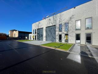 Te huur, KMO-unit/loods gelegen te industriezone Brakel!Bent u zelfstandig of ondernemer en bent u op zoek naar een RUIME, PRAKTISCHE CASCO...