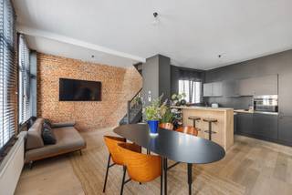 <p><b>Description</b><b></b></p>
<p>Un mode de vie unique à deux pas de la place Marnix, en plein cœur du quartier Zuid. Ce triplex plein de caractère combine de hauts plafonds, beaucoup de lumière naturelle et une finition récente et soignée. Le dernier niveau a été entièrement reconstruit et offre un espace extérieur supplémentaire avec deux terrasses, dont une terrasse sur le toit.<br /><br /></p>
<p><b>Agencement</b><b></b></p>
<p>Au rez-de-chaussée se trouvent le séjour et la cuisine ouverte entièrement équipée. Au-dessus, deux étages complets se succèdent. Chacun de ces niveaux dispose d’une chambre et d’une salle de bain, ce qui rend la vie quotidienne confortable et pratique. Le dernier étage est l’ajout le plus récent et donne un accès direct à la terrasse. Depuis ce niveau, vous accédez à la toiture-terrasse, où vous profitez d’une vue dégagée et du soleil couchant sur toute la ville.<br /><br /></p>
<p><b>Atouts</b><b></b></p>
<p><span> </span>•<span> </span>Emplacement triple A</p>
<p><span> </span>•<span> </span>Terrasse et toiture-terrasse avec vue</p>
<p><span> </span>•<span> </span>Deux étages de nuit, chacun avec sa salle de bain</p>
<p><span> </span>•<span> </span>Label PEB B favorable</p>
<p></p>
<p><b>Données techniques</b><b></b></p>
<p>Chauffage individuel au gaz, châssis avec double et triple vitrage en PVC et aluminium.</p>
<p>Buanderie prévue dans l’appartement. Possibilité de louer 2 emplacements de parking en garage.<br /><br /></p>
<p>Extrait urbanistique en cours de demande.</p>
<p>Plus d’infos : Lex@bauwensvastgoed.be</p>