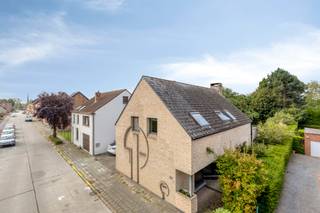 <p>Wie op zoek is naar ruimte, rust en een groene omgeving zonder de stad helemaal los te laten, vindt in de Vredelaan in Weerde een fijne thuisbasis. Deze instapklare woning ligt in een rustige, residentiële buurt aan de rand van de stad en combineert de charme van een verzorgd karakterpand met het comfort van eigentijdse afwerking. Zodra je binnenstapt via de inkomhal, voel je dat dit huis klaarstaat om meteen bewoond te worden.</p><p> </p><p>Het gelijkvloers is doordacht ingedeeld: een lichtrijke woonkamer van 37 m² sluit naadloos aan op de eetkamer van 19,2 m² en de geïnstalleerde keuken, uitgerust met onder meer inductievuur, dubbele oven, stoomoven en vaatwasser. Een aparte bureau, een wasplaats (met wasluik!!), berging en gastentoilet maken het gelijkvloers bijzonder functioneel.</p><p>Op de eerste verdieping vind je vier ruime slaapkamers, verdeeld over 13,3, 16,3, 11 en 11,9 m², aangevuld met twee volledig uitgeruste badkamers – één met bad, één met douche – en een praktische nachthal.</p><p>De zolder van maar liefst 53,6 m² biedt extra opslag- of uitbreidingsmogelijkheden, terwijl het tuinhuis nog eens 15,1 m² bijkomende bergruimte geeft.</p><p> </p><p>Deze woning werd in 2004 uitgebreid en vergroot, met een nieuwe ketel in 2006, en oogt vandaag nog steeds fris en verzorgd.</p><p>Extra troeven zijn de plug-in-zonnepanelen met thuisbatterij, een regenwaterput van 20.000 liter en vloerverwarming in combinatie met radiatoren – stuk voor stuk elementen die bijdragen aan het energiezuinige karakter van deze woning (EPC-score 215).</p><p> </p><p>Buiten geniet je van een zongerichte tuin op het zuidwesten van maar liefst 500 m², met een aangenaam terras van 36,8 m² – ideaal om zomerse avonden te verlengen. De tuin is alsook volledig omheind en er is een hondenweide op wandelafstand. </p><p>Buiten parkeren is geen probleem dankzij de oprit met laadpaal voor elektrische wagens.</p><p> </p><p>De ligging in Weerde is een echte troef: winkels, scholen, openbaar vervoer en het station bevinden zich op wandel- of fietsafstand, terwijl de invalswegen richting Brussel, Mechelen en Antwerpen vlot bereikbaar zijn. Zo combineer je de rust van een groene woonwijk met alle gemakken van de stad binnen handbereik. Technopolis, provinciaal domein Hofstade en dierentuin Planckendael zijn vlakbij. Wil je deze verrassend ruime en instapklare woning met eigen ogen ontdekken? Plan je bezoek in via onze website - deze Vredelaan-parel verdient het om persoonlijk ervaren te worden.</p>