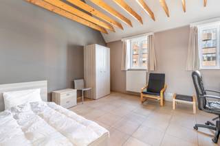 Deze bemeubelde studentenkamers zijn gelegen in een verzorgd studentengebouw met +/- 13 studentenkamers. Elke kamer is standaard bemeubeld maar alle kamers zijn verschillend van indeling en grootte. Deze studentenkamers zijn strategisch gelegen en bevinden zich over het busstation en het treinstation van Leuven en op wandelafstand van het bruisende stadscentrum (winkels, restaurants, sportfaciliteiten…) en in de onmiddellijke omgeving van campussen.<br /><br />Elke verdieping bestaat uit 6 studentenkamers met een gemeenschappelijke eetplaats, gemeenschappelijke geïnstalleerde keuken, terras en gemeenschappelijk sanitair. Deze gemeenschappelijke ruimtes moeten gedeeld worden met 5 medestudenten.<br />Dankzij de gemeenschappelijke keuken, eetplaats en het gemeenschappelijke terras zal je snel kennis maken met de medebewoners.<br /><br />Alle kamers zijn beschikbaar vanaf 15 september 2025.<br />Kamer 104: basishuurprijs 570 EUR incl. internet + maandelijkse provisie van 70 EUR voor EGW (elektriciteit, gas en water)<br />De studentenbelasting (éénmalige kost) van 118 EUR wordt apart aangerekend.<br /><br />Heeft u interesse in deze studentenkamers? Contacteer ons voor meer informatie of een bezichtiging ter plaatse! info@covas.be // 016 40 60 20 // www.covas.be