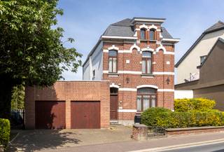 In het bruisende centrum van Ternat vindt u deze charmante, karaktervolle woning met een aparte bureauruimte – ideaal voor thuiswerk of...