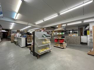 Dit uitzonderlijke handelspand heeft een ideale commerciële ligging te Dr. Van de Perrestraat 173 in Geel. Men geniet hier van een uiterst vlotte bereikbaarheid dankzij veel parkeermogelijkheden in de straat en de gunstige ligging in de nabijheid van het station en de ring van Geel.<br /><br />Beschrijving:<br />Het pand heeft een totale oppervlakte van 725 m², bestaande uit onderstaande ruimtes:<br />- Handelsruimte: 589 m², de plafondhoogtes variëren hier tot een hoogte van zelfs 4 meter. Hier werd reeds sanitair, een keuken, alsook een bureelruimte voorzien<br />- Kelder: 96 m², ideaal voor stockage of extra bergruimte<br />- Carport: 40 m², deze ruimte kan perfect dienst doen als parking of benut worden voor leveringen.<br /><br />Dankzij de open indeling is het pand geschikt voor talloze doeleinden.<br /><br />Er bestaat de mogelijkheid om nog een achterliggende booghal/magazijn bij aan te kopen met achterinkom via Helleblok.<br /><br />Ter info: de welgekende zaak Maak het zelf Vervoort blijft ondertussen geopend.<br /><br />Voor meer info of een bezoek contacteer ons via info@vastengoed.be of via 014/72 73 74.<br /><br />Wenst u een gratis schatting van uw eigendom? Contacteer ons via 014/72 73 74.