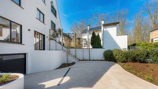 Op een bijzonder gegeerde ligging in Duinbergen, op wandelafstand van het strand bevindt zich deze prachtig gerenoveerde koppelvilla. Een woning waar ruimte, comfort en een hoogwaardige afwerking centraal staan.<br /><br />De indeling is doordacht en aangenaam: via de inkomhal bereikt u enerzijds de gezellige leefruimte en anderzijds de open, lichtrijke keuken met zicht op de tuin. Deze keuken werd afgewerkt met kwalitatieve materialen en is volledig uitgerust, ideaal voor wie houdt van koken en gezellig samenzijn.<br /><br />Met vijf volwaardige slaapkamers en vier badkamers biedt deze villa uitzonderlijk veel plaats, perfect voor grotere gezinnen of het ontvangen van gasten. De master bedroom beschikt over een stijlvolle ensuite badkamer, afgewerkt met alle hedendaags comfort.<br /><br />De woning is volledig onderkelderd, wat zorgt voor extra bergruimte en functionaliteit. In de garage, die zich in de kelder bevindt, is bovendien een extra douche voorzien – bijzonder praktisch na een dag aan zee. Op het perceel zelf is er plaats voor meerdere wagens.<br /><br />Ook op technisch vlak werd niets aan het toeval overgelaten: de villa beschikt over aluminium ramen, airconditioning, elektrische rolluiken, een alarmsysteem en een regenwaterput.<br /><br />Deze eigendom vormt de perfecte combinatie van een rustige ligging, nabijheid van zee en een instapklare, kwalitatieve afwerking. Een zeldzame kans voor wie op zoek is naar een ruime en elegante woning in het hart van Duinbergen.