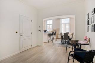 Indeling:Verdieping 1:- inkomhal met ingemaakte kasten- apart toilet- open keuken met eetruimte- aparte woonkamer- badkamer voorzien van een douche, lavabo, toilet en aansluiting voor was- en droogmachine- terras (2m²) bereikbaar vanuit de badkamerVerdieping 2:- nachthal- slaapkamer 1 (12m²)- slaapkamer 2 (18m²)Bijzonderheden:- uitstekende EPC-score (105m²)- asbestveilig- dak werd reeds geïsoleerd- recente condensatieketel (2018)- mobiscore 8,6/10 gelegen vlakbij Colruyt, openbaar vervoer, scholen..Extra:- momenteel verhuurd aan €1.150,00Bent u geïnteresseerd in deze duplex te koop in Hoboken? Aarzel dan niet om contact met ons op te nemen via janice.racaj@dewaele.com of op 03 206 76 73.Wenst u uw eigendom ook te koop of te huur te stellen? We helpen u graag verder.Steeds tot uw dienst om u verder te helpen met al uw vragen over vastgoed!