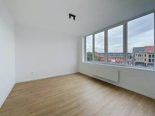 Ce studio attrayant et récemment rénové est situé dans le pittoresque Leiekaai, au deuxième étage. Ici, vous pouvez profiter d'une vue agréable et d'une lumière exceptionnelle tous les jours grâce aux grandes fenêtres.<br /><br />Le studio a été soigneusement rénové dans un souci d'aménagement efficace de l'espace et de confort contemporain. La nature ouverte de l'espace de vie crée une sensation d'espace où vivre, cuisiner et dormir se marient parfaitement. La cuisine moderne et la salle de bain séparée soignée rendent ce studio prêt à emménager.<br /><br />De plus, l'emplacement est un succès absolu : vous vivez dans un endroit calme au bord de l'eau, tandis que le centre-ville animé, l'emblématique Coupure et le parc verdoyant de la vallée sont accessibles à pied et à vélo.<br /><br />Disposition de la maison :<br /><br />Salon et chambre ouverts et lumineux - cuisine récemment installée - élégante salle de bain séparée avec douche, lavabo et toilettes