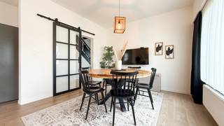 <p>Bij ImmoFusion 7/7 “open huis” : klik op onze 3D-TOUR.<br />Ervaar vastgoed alsof je er zelf doorloopt!<br /><br /></p>
<p>Welkom in deze uitzonderlijk ruime open bebouwing gelegen in een rustige straat te Heusden-Zolder, waar u geniet van volledige privacy en toch overal vlakbij bent. Met een bewoonbare oppervlakte van maar liefst 257m² op een perceel van 860m² biedt deze woning enorm veel ruimte en mogelijkheden voor het hele gezin.<br /><br /></p>
<p>Bij het betreden van de woning komt u terecht in een royale inkomhal met voldoende plaats voor vestiaire en een trap die u naar de bovenverdieping leidt. Vanuit de hal wandelt u door naar de lichtrijke en open leefruimte, waar een gezellige zithoek en eetruimte naadloos in elkaar overvloeien. De open indeling zorgt voor een aangenaam ruimtelijk gevoel en vormt het hart van de woning.<br /><br /></p>
<p>De volledig uitgeruste keuken met kookeiland sluit perfect aan bij de leefruimte en biedt alle comfort voor wie graag kookt en geniet van gezellige momenten met familie of vrienden. Dankzij de directe connectie met de leefruimte blijft u steeds in contact met uw gasten.<br /><br /></p>
<p>Achteraan de woning bevindt zich een bijzonder veelzijdige ruimte met een tweede ruime leefruimte, ideaal als extra zithoek, speelkamer of ontspanningsruimte. Aansluitend vindt u hier ook de badkamer, uitgerust met een douche en toilet en in verzorgde staat.<br /><br /></p>
<p>De woning is bovendien voorzien van een kelder, ideaal voor extra opslag.</p>
<p>Op de bovenverdieping vindt u vier zeer ruime slaapkamers, allen voorzien van voldoende lichtinval en een aangename indeling. De nachthal verbindt de kamers op een praktische manier.</p>
<p>Buiten geniet u van een volledig omheind en aangelegd perceel met een mooie, ruime tuin waar het heerlijk vertoeven is in alle rust en privacy. De perceelbreedte van 17 meter zorgt bovendien voor een aangenaam open gevoel. Verder is er een grote overdekte carport/veranda met een aparte studio, momenteel ingericht als fitnessruimte. Deze ruimte kan eenvoudig aangepast worden naar een praktijkruimte, hobbykamer of extra leefruimte.</p>
<p>De woning werd langs binnen reeds grondig vernieuwd in 2022, waardoor u kan genieten van een frisse en hedendaagse afwerking. Hoewel het EPC-label F bedraagt, biedt dit net opportuniteiten om met enkele gerichte ingrepen zoals isolatie, eventueel overschakelen naar gas en zonnepanelen, de energiezuinigheid aanzienlijk te verbeteren.</p>
<p>Gelegen in een rustige omgeving maar met een uitstekende bereikbaarheid naar winkels, scholen en invalswegen, combineert deze woning het beste van twee werelden.</p>
<p><strong>Pluspunten:</strong></p>
- Uitzonderlijk ruime woning (257m²)<br />- 4 zeer ruime slaapkamers<br />- Groot perceel van 860m² (17m breed)<br />- Volledig omheind en aangelegde tuin<br />- Binnenzijde vernieuwd in 2022<br />- Open leefruimte met eilandkeuken<br />- Tweede leefruimte aanwezig<br />- Multifunctionele ruimte (studio/fitness/praktijk)<br />- Kelder aanwezig<br />- Rustige ligging, toch overal dichtbij<br /><br /><span>Maatregelen opgenomen in het Maatregelenregister: nee</span><br />
<p>Voor een bezichtiging ter plaatse of meer info, bel ons op 078/78.78.70, of kom gewoon binnen op ons kantoor, steeds welkom!</p>