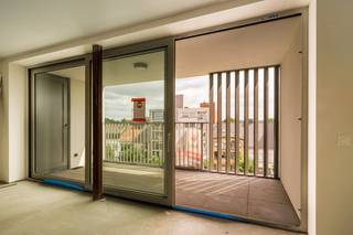 Dit nieuwbouwappartement is gelegen op de 1ste verdieping van residentie 'DE FABELS'. Dit gebouw heeft een uitstekende ligging aan de Grote Markt en beschikt over een mooie gevelbreedte. Ideaal voor veel lichtinval!<br /><br />Het gebouw is bij het ontwerp voorzien van een bijzonder fraaie gevel, mooie leefruimtes en beschikt over een doordachte indeling! <br /><br /><u><strong>Indeling van het appartement</strong></u><br />inkomdeur, open leefruimte (bestaande uit keuken, eetplaats en zithoek) dat uitgeeft op het ruime terras met afgesloten berging! Verder beschikt het appartement over een toilet, ruime badkamer, 2 slaapkamers, bureauruimte en een bergplaats.<br /><br />Enkele troeven:<br />* vloerverwarming werkend op individuele warmtepomp<br />* zonnepanelen op eigen teller<br />* prachtige afwerkingsgraad<br />* naadloze overgang van de binnen- naar buitenruimte<br /><br />Prijs: 395.500 Euro exclusief kosten.<br />Verplicht bijkopen van een berging.<br /><br />In de ondergrondse parking zijn er 7 parkeerplaatsen voorzien, mogelijkheid tot het aankopen van 1 van de plaatsen.<br /><br />Lastenboek en gedetailleerde prijslijst zijn na verzoek verkrijgbaar.<br /><br />Op zoek naar een centraal gelegen appartement met prachtige architectuur? Dan kan dit appartement u waarschijnlijk bekoren!