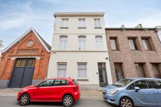 TE KOOP- prachtig herenhuis <br />Deze karaktervolle woning is ideaal gelegen met vlotte toegang tot alle stedelijke voorzieningen. De woning beschikt over vijf ruime slaapkamers, twee badkamers en veel natuurlijke lichtinval, waardoor elke ruimte aangenaam en luchtig aanvoelt. Daarnaast is er een ruime tuin met terras aanwezig <br />Deze prachtige ruime woning biedt veel potentieel en kan volledig naar eigen smaak en noden afgewerkt worden. Momenteel geldt er een renovatieplicht op de woning. <br />De gevel werd reeds gerenoveerd en geïsoleerd. <br /><br />Indeling<br />Gelijkvloers:<br />- Ruime inkomhal<br />- Leefruimte<br />- Keuken <br />- Berging <br /><br />Eerste verdieping:<br />- nachthal<br />- 2 slaapkamers<br />- Badkamer<br /><br />Tweede verdieping:<br />- Nachthal <br />- 2 slaapkamers<br />- Badkamer <br /><br />Derde verdieping:<br />- Zolderkamer <br /><br />Troeven:<br />- Zeer goede ligging dichtbij station en winkels<br />- Ruime woning met veel slaapkamers<br />- Mooie tuin met veel groen <br /><br />Wens jij meer info of wens jij een bezichtiging, contacteer dan Nico Soetaert via nico.soetaert@albert.immo of 0496 46 80 03<br />Hopelijk tot snel!<br /><br />Bij Albert kom je thuis