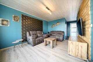 We Invest Malmedy heeft het genoegen dit triplex met 2 slaapkamers exclusief voor vakantieverhuur aan te bieden. Het is gelegen in het vakantiedomein "Les Terrasses de Malmedy". Gelegen op de hoogten van Malmedy, biedt het een uitzonderlijk uitzicht over de vallei terwijl het toch dicht bij alle voorzieningen is. Het complex heeft een speeltuin, petanquebanen en ligt op slechts enkele minuten van wandelpaden.
Begane grond: hal, woonkamer met pelletkachel, 10 m2 terras op het zuidoosten en badkamer (douche, wastafel, handdoekenrek, WC). 1e verdieping: slaapkamer met tweepersoonsbed en slaapkamer met 2 eenpersoonsbedden. Souterrain: een ingerichte keuken (oven, kookplaat, afzuigkap, koelkast, gootsteen, vaatwasser, apparatuur, meubels) die uitkomt op een lichte eetkamer, een terras op het zuidoosten met toegang tot de tuin en een bijkeuken.
Technische kenmerken: de prijs is inclusief meubilair (+- 5.000€), PVC ramen met dubbele beglazing, elektrische verwarming, elektrische boiler, elektriciteit volgens de voorschriften, PEB = C ( 255 kWh/m².an - E Total 21845 - ref 20230525020506), afvoer via microstation gedeeld met het landgoed, gedeelde tuin, gedeelde parkeerplaatsen.
De verkoop vindt plaats op basis van een erfpachtcontract met een jaarlijks te betalen canon (1,5% van de verkoopprijs).
Ideaal als tweede huis of investering, met de mogelijkheid van onmiddellijke winstgevendheid aangezien het momenteel wordt verhuurd op Booking!