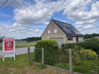 <p>Bent u op zoek naar een stijlvolle, perfect onderhouden woning met alle comfort? Dan zal deze instapklare gezinswoning u zeker weten te bekoren. Deze woning werd gebouwd in 2006 en kreeg in 2020 nog een smaakvolle renovatie van de bovenverdieping onder begeleiding van een binnenhuisarchitect, wat zorgt voor een moderne en warme uitstraling.</p>
<p>Bij het binnenkomen wordt u verwelkomd in een verzorgde inkomhal met een prachtige glazen deur (ANYWAY Doors) die toegang geeft tot de gezellige leefruimte. Deze staat in verbinding met het mooi terras achteraan en de tuin (9 aren). De volledig ingerichte keuken (Driesmans 2007) beschikt over alle nodige toestellen en een stijlvol granieten werkblad — ideaal voor wie graag kookt en geniet van een praktische keuken. Vanhieruit krijg je een vergezicht over de velden! De gelijkvloerse verdieping heeft vloerverwarming. Ook de wasplaats werd bijzonder functioneel ingericht met maatkasten, veel opbergruimte met mezzanine en een handige wastafel. Er is een dubbele garage met automatsiche toegangspoort.</p>
<p>Op de bovenverdieping bevinden zich drie volwaardige slaapkamers en een ingerichte bureauruimte, allemaal voorzien van laminaatvloeren.<br />De luxueus vernieuwde badkamer is een echte blikvanger met een ruime inloopdouche, een elegant badkamermeubel met dubbele wastafel en een grote spiegelwand. Een bergzolder bereikbaar via zolderluik</p>
<p>De woning heeft overal aluminium ramen met dubbele beglazing en rolluiken. <strong>Verwarming via warmtepomp. Er zijn ook zonnepanelen!</strong><br /><strong>EPC A, elektriciteit conform , de woning = future proof !!</strong></p>
<p>De ligging is bovendien uitstekend, met winkels, scholen en openbaar vervoer vlakbij. Een woning waar comfort, ruimte en kwaliteit perfect samenkomen. Zeker een bezoek waard!</p>