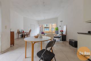 IDDERGEM - In een deelgemeente van Denderleeuw kan u deze rijwoning vinden. Gelegen op een centrale locatie is dit de ideale thuisbasis voor...