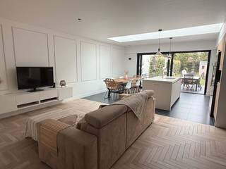 Ontdek deze moderne en energiezuinige gezinswoning, gebouwd in 2018, met een bewoonbare oppervlakte van 208 m² op een perceel van 302 m². Deze uitstekend onderhouden woning beschikt over vier ruime slaapkamers, twee volledig uitgeruste badkamers en is hoogwaardig afgewerkt doorheen de hele woning.<br /><br />De woning werd ontworpen met maximaal comfort en gebruiksgemak in gedachten en is uitgerust met vloerverwarming op alle verdiepingen, elektrische gordijnen en een volledig geïntegreerd domoticasysteem dat eenvoudig via uw smartphone kan worden bediend. Daarnaast beschikt de woning over een ventilatiesysteem D voor een optimaal binnenklimaat, een regenwaterput en een laadpaal voor een elektrische wagen, waardoor ze helemaal klaar is voor de toekomst. Dit resulteert in een uitstekende EPC-score B (113kWh/m2) die de energiezuinigheid van deze woning bevestigt.<br /><br />Op het gelijkvloers komt u binnen via een inkomhal met gastentoilet die toegang geeft tot een lichtrijke leefruimte met ramen van vloer tot plafond en een volledig uitgeruste open keuken. Buiten geniet u van een zonnig terras met uitzicht op de fraai aangelegde, privé tuin met gazon en volwassen beplanting, ideaal om te ontspannen of gezellig buiten te tafelen.<br /><br />De ruime master bedroom beschikt over een praktische walk-in dressing, terwijl de overige slaapkamers voldoende plaats bieden voor kinderen, gasten en een thuisbureau. Deze aantrekkelijke woning met drie verdiepingen beschikt bovendien over twee volledig uitgeruste badkamers, twee extra bergingen, een garage en een privé oprit met plaats voor twee wagens.<br /><br />Gelegen in de gegeerde residentiële wijk Koningshof in de rustige en groene Schotenhofdreef, geniet deze woning van een uitstekende ligging op wandelafstand van supermarkten, speeltuinen, scholen en andere dagelijkse voorzieningen. Dankzij de hedendaagse architectuur, hoogwaardige afwerking, slimme domotica en toplocatie is deze instapklare woning een uitzonderlijke kans voor gezinnen die op zoe
