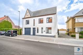 Statige ruime woning met 4 slaapkamers, garage en grote tuin (970 m²)<br /><br />Gelegen in een rustige dorpskern tegenover een bos en speelplein – perfect voor gezinnen en natuurliefhebbers.<br /><br /><strong>Gelijkvloers</strong> :<br />Eiken parket<br />Open plan : eethoek, zithoek, keuken, leesruimte, bureau<br />Zeer ruime living<br />Massieve eiken deuren<br />Houtkachel met speksteen en drie ‘open’ zijden<br />Lichtrijk en gezellig<br />Maatkeuken met gebouchardeerde granieten topbladen en spatwand<br />Amerikaanse frigo / diepvries<br />Ingebouwde Miele vaatwasser<br />Ruime berging / wasplaats met ingemaakte kastenwand<br />Ruime garage<br />Kelder (onder bureau)<br /><br /><strong>Eerste verdieping </strong><br />3 ruime slaapkamers<br />Laminaat,<br />Chauffage<br />Massieve deuren<br />Badkamer met ligbad, douche, dubbele lavabo en tweede toilet en verticale sierradiator<br /><br /><strong>Tweede verdieping </strong><br />Zolderruimte<br />Vaste trap<br />+60 vierkante meter<br />Geisoleerd, gepleisterd, radiatoren, coax aansluiting en wachtleidingen<br />Nieuwe condensatieketel<br />Aparte circuits voor chauffage boven en voor chauffage beneden<br />15 hoogrenderende zonnepanelen (430 Watt/ paneel) met batterij (3j oud)<br />Grote dakkapel en velux tot aan de vloer.<br />Mogelijkheid om 2 of 3 slaapkamers te maken<br /><br /><strong>Buiten: </strong><br />Perceel van 970 vkt meter<br />Volledig omheind<br />Privacy dmv klimop en hagen.<br />Rondom groen zicht en groot grasveld<br />Magazijn van 75 vkt meter met geïsoleerd dak en dubbele garagepoort<br />Geasfalteerd vanaf straatzijde tot en met einde magazijn<br />Twee terrassen<br />Plaats voor carport<br />Doorgang met auto, aanhanger via garage<br />Siliconeharspleister<br />Zonnepanelen<br />Sectionaalpoorten aan straat- en aan achterzijde)<br /><br /><strong>Onmiddellijke omgeving : </strong><br />Zeer rustige dorpskern<br />Voetbalveldje en parking achter de woning<br />Speelplein en bossen rechtover de woning<br />Rondom bosrijke omgeving<br />Snelle toegang tot E40<br />Centrum van Ruiselede, Aalter, Wingene en Beernem binnen een straal van 10km<br /><br />Voor meer informatie over een bezoek 7/7 - 050 550 750 - info@perspectiefvastgoed.be