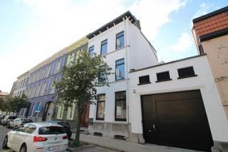 Vlakbij het bruisende Dok Noord vinden we dit volledig vernieuwde appartement met een leuk terras terug.
Er is een ruime woonkamer met open keuken (volledig geïnstalleerd) en apart toilet en een slaapkamer met ensuite badkamer.
De hoge plafons zorgen voor enorme ademruimte! 
Extra troef: geen gemeenschappelijke kosten.

Meer informatie of een bezoek? Contacteer ons via mail mathieu@descheldegalm.be
BEZOEKAANVRAGEN ENKEL VIA MAIL!

