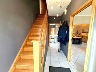 Bent u op zoek naar een kwalitatieve gezinswoning in een rustige omgeving? Deze woning in Diepenbeek biedt de perfecte combinatie van comfort en een uitstekende ligging. Deze halfopen bebouwing is volledig instapklaar en bevindt zich in een kindvriendelijke woonwijk. Wie een woning wil huren in een groene maar centrale omgeving, vindt hier gegarandeerd zijn gading.<br /><br />Indeling :<br /><br />Gelijkvloers:<br /><br />- inkomhal<br />- lichtrijke leefruimte<br />- ingerichte keuken<br />- badkamer voorzien van een ligbad<br />- apart toilet<br />- zonnige tuin<br />- garage<br /><br />Verdiep +1:<br /><br />- 3 volwaardige slaapkamers<br />- tweede badkamer met douche<br />- apart toilet<br /><br />Wie besluit dit pand in Diepenbeek te bewonen, kiest voor een centrale uitvalsbasis met een vlotte verbinding. Deze verhuur is uniek door de combinatie van ruimte, een eigen garage en de nabijheid van alle nodige voorzieningen. Kortom, een buitenkans voor wie op zoek is naar een prachtig huis in Diepenbeek.<br /><br />De snelste manier om een bezoek te brengen aan deze woning? Vraag je bezoek aan via de rode knop op onze website (www.dewaele.com).<br /><br />Telefonisch kunnen er geen afspraken gemaakt worden.<br /><br />Tot binnenkort
