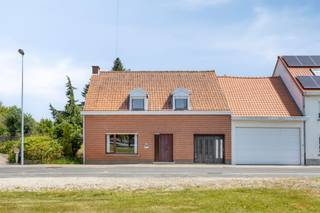 Spacieuse maison familiale à rafraîchir dans un endroit très calme à Wielsbeke.Cette maison jumelée sur un terrain de 658m² est située au centre de...