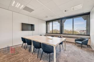 Excellently located office space of 1,188 m² with fast access to E40 (3 km) and E17 (1.5 km), as well as the R4 (3 km). Gent-St-Pieters railway station is approximately 2.5 km away, and bus stops and tram line 4 can be found within less than 1 km. <br /><br />The office building is located in green surroundings overlooking the Scheldt and offers both underground and above-ground parking facilities. There is also ample bicycle storage available. The space is available immediately and, in addition to the 1188 sqm, also offers alternative office spaces with areas from 250 sqm.<br /><br />For more information or to schedule a visit, please contact PANORAMA B2B GENT KANTOREN. We will be happy to provide you with additional (technical) information, detailed plans or a site visit without any obligation. Call us on 0477 44 39 30.