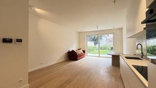 <p><span>Ce </span><span>bel appartement</span><span> est situé dans un immeuble récent dans la rue Van Arteveldestraat au centre d'Anvers. </span><span>L'emplacement est super central</span><span> entre De Coninckplein et la gare centrale, un quartier animé et très demandé. Les magasins, les écoles et tous les transports publics sont accessibles à pied. Nous entrons dans l'appartement par le </span><span>hall d'entrée</span><span> spacieux </span><span>. </span><span> Le hall d'entrée donne ensuite accès à l'</span><span>espace de vie lumineux</span><span> avec une </span><span>cuisine ouverte.</span><span> La cuisine est équipée d'un réfrigérateur, d'un four combiné, d'une hotte, d'un lave-vaisselle et d'un évier. </span></p><p><span> </span></p><p><span> </span></p><p><span>L'espace de vie donne accès à une </span><span>agréable terrasse. </span><span>Deux chambres à coucher</span><span>se trouvent à l'arrière de l'appartement </span><span>. </span><span> La </span><span>salle de bains</span><span> est équipée d'une baignoire avec douche et d'un double lavabo. Il y a également des </span><span>toilettes séparées </span><span>et une </span><span>pièce de rangement</span><span>pratique </span><span> avec une plomberie pour une machine à laver et un sèche-linge. Enfin, l'appartement dispose d'une </span><span>cave </span><span>et d'une </span><span>place de parking</span><span> qui peut également être louée. </span></p><p><span> </span></p><p><span>Aménagement</span></p><p><span>- hall d'entrée</span></p><p><span>- toilettes pour invités avec lave-mains</span></p><p><span>- salon et salle à manger</span></p><p><span>- cuisine équipée ouverte</span></p><p><span>- terrasse 1 (6,5m²) orientée sud-ouest</span></p><p><span>- chambre 1 (9m²)</span></p><p><span>- chambre 2 (11m²)</span></p><p><span>- salle de bain</span></p><p><span>- débarras</span></p><p><span>- cave</span></p><p><span>- emplacement (à louer)</span></p><p><span> </span></p><p><span>Bâtiment général</span></p><p><span>- construit en 2019</span></p><p><span>- ascenseur</span></p><p><span>- local à vélos</span></p><p><span>- jardin commun</span></p><p><span> </span></p><p><span>Détails de l'offre</span></p><p><span>- disponible immédiatement</span></p><p><span>- emplacement supplémentaire à louer : 100 euro</span></p><p><span>- frais généraux : 75 euros par mois (forfait)</span></p><p><span>- les services publics sont facturés sur leurs propres compteurs</span></p><p><span> </span></p><p><span>Vous êtes intéressé par cet appartement à louer dans le centre d'Anvers, vous êtes à la recherche d'autres biens immobiliers ou vous voulez connaître la valeur de votre bien ? Dans ce cas, BOLT immo est l'endroit idéal pour vous ! Nous nous ferons un plaisir de vous aider.</span></p><p><span> </span></p><p><span> </span></p>