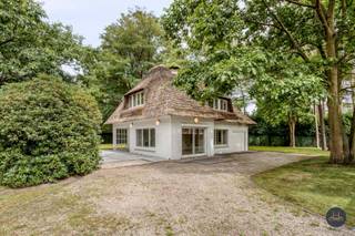 Omsingeld door natuur op een royaal perceel van 1.650 m², ligt deze charmante klassieke villa met typisch rieten dak – een unieke kans voor wie...
