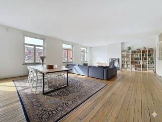 Gelegen nabij de KVS, maar op een steenworp van Saincetelette en de Vismarkt, mooie karaktervolle loft van ± 136 m² op de 3de verdieping (met lift) van voormalig naai-atelier Maroma.Deze authentieke loft biedt een ruime woonkamer met plankenvloeren en open volledig ingerichte keuken, zeer ruime slaapkamer (2de slaapkamer makkelijk toe te voegen), badkamer met bad en inloopdouche, wastafels van het merk Starck, apart toilet, grote kelder.Andere kenmerken:- talrijke charme-elementen zoals gietijzeren radiatoren, art-deco lampen, glazen deuren met geslepen glas, etc.,- in de gemene delen eveneens charme-elementen die verwijzen naar de tijd van het succesvolle naai-atelier Maroma (zie foto's),- EPC: E+, 224 kWu/(m²jaar),- algemene lasten: 225 Euro/maand voor gemene delen,- kom zeker bezoeken!