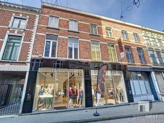 <p><span>Twee uitzonderlijke handelshuizen met ruime boutique in hartje Diest</span></p><p><span>In de Leuvensestraat, op wandelafstand van de Botermarkt en de Grote Markt, biedt </span><span>Immo Diest</span><span> u twee stijlvolle handelshuizen te koop aan. Een unieke kans voor wie een ruimte zoekt in het centrum van Diest, met bovendien interessante ontwikkelings- én investeringsmogelijkheden.</span></p><h3><span>Grote, instapklare boutique ca. 200 m² gelijkvloerse winkelruimte</span></h3><p><span>De gelijkvloerse verdiepingen van beide panden werden in </span><span>2016</span><span> volledig verbouwd en samengevoegd tot één grote, aantrekkelijke boutique van samen ongeveer </span><span>200 m²</span><span> (ca. </span><span>100 m² per eigendom</span><span>):</span></p><ul><li><span>moderne, commerciële ruimte met brede gevel en mooie etalagemogelijkheden</span></li><li><span>kwalitatieve afwerking, instapklaar voor retail, showroom, conceptstore, speciaalzaak, </span></li><li><span>de opening tussen beide gelijkvloerse ruimtes kan </span><span>eenvoudig opnieuw dichtgemaakt</span><span> worden, zodat de panden opnieuw apart exploiteerbaar zijn</span></li></ul><p><span>Boven de handelsruimte bevindt zich per pand een </span><span>verdieping voor stockage</span><span>.<br />Na renovatie kan deze bovenverdieping desgewenst ook als </span><span>bewoning</span><span> worden ingericht (onder voorbehoud van de nodige vergunningen en regelgeving).</span></p><h3><span>Flexibel gebruiksscenario</span></h3><p><span>Deze eigendommen bieden tal van mogelijkheden:</span></p><ul><li><span>Aankoop als geheel</span><span>: ideaal voor wie een ruime winkel/handelszaak of combinatiezaak wenst.</span></li><li><span>Gebruik per pand</span><span>: perfect als u slechts één handelsruimte nodig hebt, of als u een deel wenst te verhuren.</span></li><li><span>Interessant als investering</span><span>:</span><ul><li><span>verhuur van de volledige boutique als één groot handelspand</span></li><li><span>of opsplitsing en afzonderlijke verhuur van beide handelshuizen</span></li></ul></li></ul><p><span>Dankzij de </span><span>centrale ligging</span><span>, het </span><span>aantrekkelijke winkeltraject</span><span> in de Leuvensestraat en </span><span>parkeermogelijkheid</span><span> in de directe omgeving (Grote Markt, Citadel), spreken deze handelshuizen een breed publiek aan: retail, dienstverlening, beauty &amp; wellness, boutique-concepten, cross-overs tussen coffee, healthy, beauty &amp; fashion, enz.</span></p><p><span>De verkoop gebeurt naar aanleiding van de </span><span>verhuis en uitbreiding van de bestaande zaak</span><span>, wat een sterk signaal geeft over de commerciële waarde van deze locatie.</span></p><h3><span>Praktische troeven op een rij</span></h3><ul><li><span>Topligging in het </span><span>centrum van Diest</span><span>, Leuvensestraat 7-9</span></li><li><span>Ca. </span><span>100 m² gelijkvloers per pand</span><span>  samen ca. </span><span>200 m² boutique</span></li><li><span>Volledig vernieuwd gelijkvloers in 2016</span></li><li><span>Bovenverdieping momenteel in gebruik als stockage  </span><span>mogelijkheid tot bewoning na renovatie</span></li><li><span>Aankoop mogelijk samen of afzonderlijk</span></li><li><span>Zeer geschikt als </span><span>eigen uitbating</span><span> én als </span><span>opbrengsteigendom</span></li><li><span>Parkeergelegenheid vlakbij: </span><span>Grote Markt</span><span> en </span><span>Citadel</span></li></ul><h3><span>Interesse in dit handelshuis in Diest?</span></h3><p><span>Ontdek de mogelijkheden van deze unieke eigendommen ter plaatse of alvast online via de </span><span>virtuele tour</span><span> op onze website:<br /> <span>www.immodiest.be</span></span></p><p><span>Meer info of een bezoek plannen?</span><span><br />Bel </span><span>Immo Diest</span><span> op </span><span>013 31 25 22</span><span> of neem contact op via onze <span>contactpagina</span></span><span>.</span></p><p><span>Immo Diest uw vaste partner voor </span><span>handelspanden te koop</span><span> in Diest en het Hageland.</span></p><p><span>Disclaimer: <br />De gebruikte AI-renders op deze website zijn gecreëerd met behulp van artificiële intelligentie en dienen uitsluitend ter illustratie van de mogelijke inrichting of uitstraling van een pand. Deze beelden zijn niet bindend en geven geen garantie over de huidige of toekomstige toestand van het vastgoed. Afmetingen, materialen, kleuren en inrichting op de AI-renders kunnen afwijken van de werkelijkheid. Geïnteresseerden worden aangeraden steeds het pand persoonlijk te bezichtigen en geen rechten te ontlenen aan de getoonde visualisaties. Voor vragen of verduidelijkingen kan u steeds contact opnemen met Immo Diest.</span></p><p><span> </span></p>