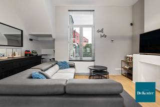 Volledig gerenoveerd 1-slaapkamerappartement gelegen op een centrale locatie, vlakbij winkels, openbaar vervoer en gezellige eetgelegenheden.<br /><br />Het appartement combineert modern comfort met een frisse, hedendaagse afwerking.<br /><br />Bij binnenkomst kom je in een lichtrijke leefruimte met nieuwe vloerbekleding en een open, ingerichte keuken voorzien van alle moderne toestellen. De ruime slaapkamer biedt voldoende plaats voor een dubbel bed en beschikt over een rustige ligging achteraan. De badkamer is stijlvol vernieuwd en uitgerust met een douche, wastafel, toilet en ruimte voor wasmachine en droogkast. Achteraan heb je nog een berging, alsook is er een kleine berging/vestiaire aan de inkom.<br /><br />Dit appartement is ideaal voor wie houdt van instapklaar wonen of is ideaal als investering. <br /><br />Interesse? Plan snel je bezoek!
