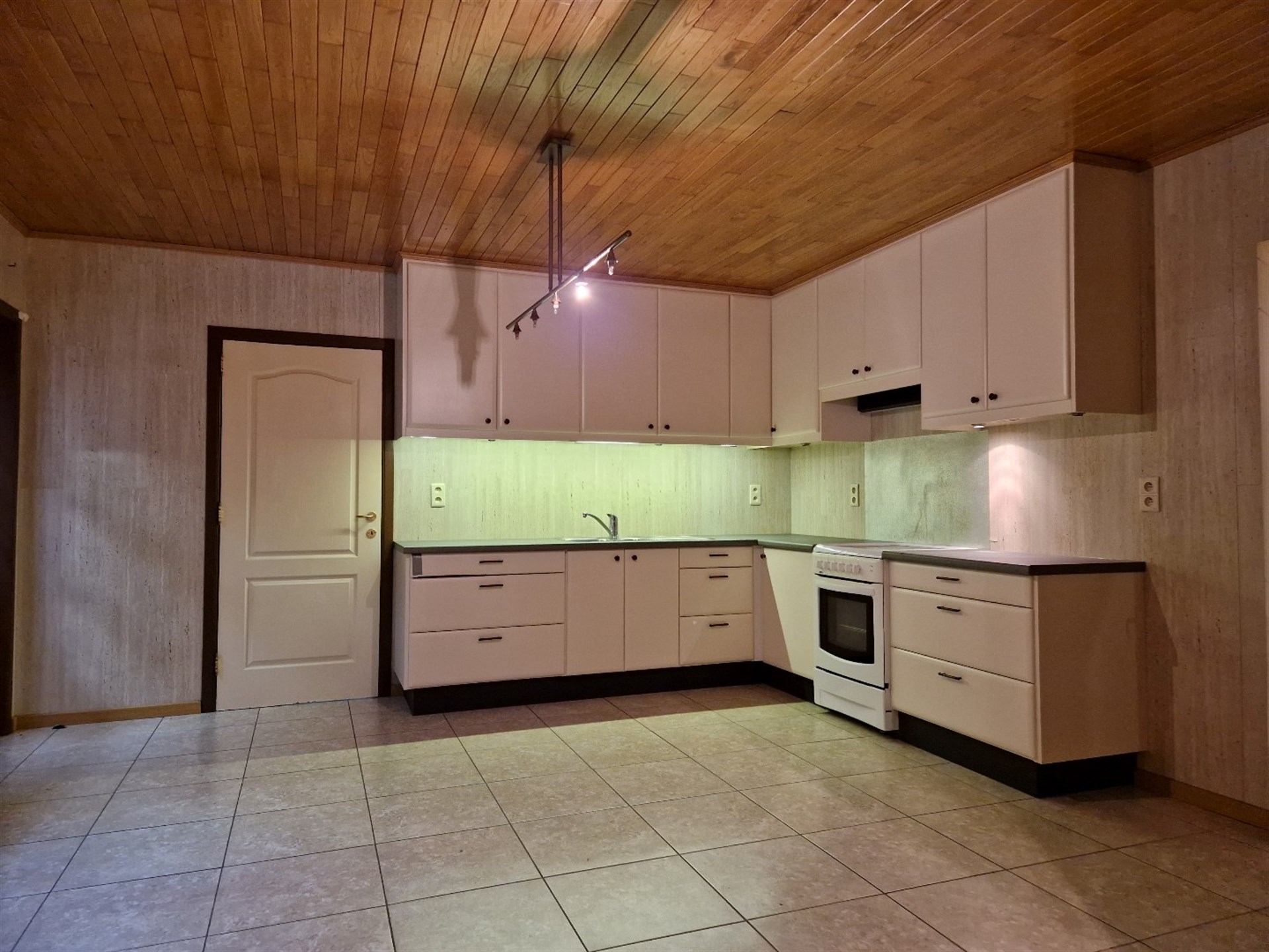 Gunstig gelegen verrassend ruime 3 slaapkamer woning met koer en garage. - foto 5