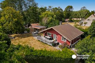 Op zoek naar een charmante chalet met tal van mogelijkheden? Deze houtskeletwoning is gelegen op een ruim perceel en vormt een ideale uitvalsbasis voor wie op zoek is naar een tweede verblijf of vakantiewoning. De woning beschikt over een gezellige leefruimte met houtkachel, een open keuken, twee slaapkamers en een badkamer. Daarnaast zijn er een praktische wasberging en dubbele garage aanwezig. De ruime buitenomgeving met loungeruimte biedt volop mogelijkheden om in alle rust te genieten. De woning is voorzien van conforme elektriciteit en beschikt over een aardgasinstallatie.<br />EPC: 495 kWh/m² - UC: 3930038 ~ Vg, WgLk, Gvkr, Gvv, Gmo ~ Ref. MI25070