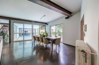 <p>Op een toplocatie vlakbij het station van Mechelen bevindt zich dit uitzonderlijke loft-appartement met een indrukwekkende oppervlakte van maar liefst 500 m². Dankzij de centrale ligging zijn winkels, restaurants en andere voorzieningen vlot bereikbaar, wat deze woning niet alleen luxueus, maar ook bijzonder praktisch maakt.</p><p>De woonruimte straalt een unieke sfeer uit dankzij de grote ramen en de hoge plafonds die voor een open en lichtrijke beleving zorgen. De open leefruimte met woon- en eetkamer vormt het hart van het appartement en nodigt uit tot gezellige momenten met familie en vrienden.</p><p>De keuken is volledig uitgerust met hoogwaardige toestellen en vormt een droomplek voor iedere kookliefhebber. Verder beschikt het appartement over vijf ruime slaapkamers. De master bedroom biedt ultiem comfort met een eigen en-suite badkamer en een royale dressing. Drie van de overige slaapkamers hebben eveneens een privébadkamer, wat zorgt voor extra comfort en privacy voor alle bewoners of gasten.</p><p>Buiten vind je een ruime tuin die zowel ontspanning als activiteit mogelijk maakt. Het zwembad is ideaal om af te koelen tijdens warme zomerdagen en draagt bij aan het luxueuze karakter van de woning.</p><p>Ben je op zoek naar een ruime, stijlvolle en perfect gelegen woning met alle comfort? Neem dan snel contact op met Jelle van Gilles Vastgoed via 0468/486 127 en plan jouw bezoek!</p>