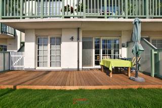 Dit tuinappartement ligt vlakbij de wandel- en fietspromenade tussen Nieuwpoort-bad en -stad en heeft een bijzondere troef met zijn breed terras en charmant tuintje!<br /><br />Bij het binnenkomen vindt u vooreerst de slaaphoek met een vast stapelbed en kast; het toilet en de berging bevinden zich afzonderlijk op de gang; de badkamer is voorzien van een ligbad en enkele wastafel; de woonkamer biedt plaats voor een zithoek én eethoek met open, afgewerkte keuken; éénmaal buiten op het zonneterras & tuintje kan u bijna de ganse dag genieten van de zon; de 1ste slaapkamer is voorzien van een dubbel bed; in de 2de, kleine slaapkamer is een vast stapelbed.<br /><br />Op de benedenverdieping vindt u het gemeenschappelijk fietslokaal. Het garagecomplex is toegankelijk met de autolift waarna u zich vervolgens verder begeeft naar de private garagebox die u mee kan aankopen voor een supplement van 55.000€. EPC-waarde: <br />