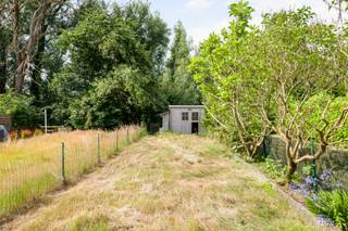 Bent u op zoek naar een gezellige gezinswoning met een praktische indeling en een aangename tuin? Dan is deze gesloten bebouwing in Steendorp zeker een bezoek waard.<br /><br />Met een bewoonbare oppervlakte van 129 m² op een perceel van 228 m² biedt deze woning heel wat ruimte en mogelijkheden.<br /><br />Via de inkomhal kom je terecht in de lichtrijke leefruimte, die naadloos overgaat in de open keuken. Aansluitend bevinden zich een praktische berging en een apart toilet. Zowel via de keuken als de berging is er toegang tot de gezellige tuin met een aangenaam terras, waar je in alle rust kunt genieten van het buitenleven.<br /><br />Op de eerste verdieping bevinden zich drie volwaardige slaapkamers en een badkamer. Dankzij de praktische indeling is deze woning een ideale gezinswoning met alle nodige comfort.<br /><br />Met een gunstig EPC-label C geniet je bovendien van een goede energieprestatie, zonder renovatieverplichting.<br /><br />Kortom, een woning met veel potentieel en een gezellige buitenruimte, gelegen op een top locatie in Steendorp.<br /><br />Interesse? Neem gerust contact op voor meer informatie of plan uw bezoek.<br />manon@woonvast.be<br />0493724321