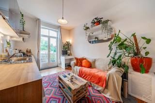 <p>WATERMAEL-BOITSFORT – RUE DE LA CIGALE | APPARTEMENT AVEC BELLE TERRASSE SANS VIS-À-VIS<br /><br />Belle terrasse de 11 m², sans vis-à-vis et orientée nord-ouest, offrant un cadre agréable et préservé, idéal pour profiter des fins de journée, installer un espace repas ou simplement se détendre au calme.<br /><br />D’une superficie de 37 m² selon le PEB, l’appartement propose une disposition agréable et fonctionnelle. Le séjour bénéficie d’un accès direct à la terrasse, tandis que la chambre d’environ 12 m² offre un espace confortable et bien proportionné. L’ensemble profite d’une atmosphère chaleureuse et d’une agréable ouverture vers l’extérieur.<br /><br />Situé dans une rue calme à sens unique de Watermael-Boitsfort, le bien bénéficie d’un environnement résidentiel recherché. La Place Wiener, l’avenue Delleur et le boulevard du Souverain se trouvent à proximité immédiate, offrant un accès aisé aux commerces, transports et commodités. La proximité de la Forêt de Soignes et du Bois de la Cambre complète idéalement ce cadre de vie verdoyant.<br /><br />Un bien séduisant par sa terrasse rare et préservée, son atmosphère paisible et son emplacement privilégié, idéal pour un premier achat, un pied-à-terre ou un investissement.<strong></strong></p>
<pre><strong></strong></pre>