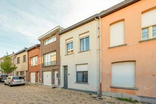<p>Deze woning in de Parkstraat in Boom beschikt over drie slaapkamers, met de mogelijkheid om eenvoudig een vierde slaapkamer te creëren. Met twee volwaardige verdiepingen, een terras en een aangename zuidoostgerichte tuin biedt de woning heel wat ruimte en mogelijkheden voor wie verder naar eigen smaak wil opfrissen.</p>
<p>De woning ligt in een rustige straat, vlak bij het Park van Boom, en toch bijzonder centraal met een vlotte verbinding naar Antwerpen en Brussel via de A12 en E19.</p>
<p>Op het gelijkvloers bevinden zich de inkomhal, woonkamer, keuken, badkamer en een praktische berging. Daarnaast beschikt de woning over een kelder.</p>
<p>Op de eerste verdieping geeft de nachthal toegang tot twee ruime slaapkamers. Via een vaste trap bereik je de tweede verdieping, waar zich momenteel één grote ruimte bevindt. Deze kan perfect ingericht worden als ruime derde slaapkamer of worden opgedeeld in twee afzonderlijke slaapkamers.</p>
<p>Achteraan beschikt de woning over een terras en een aangename tuin met zuidoostelijke oriëntatie.</p>
<p>Ook werden reeds enkele belangrijke werken uitgevoerd. De voorgevel werd vernieuwd in 2015 én in 2025 werden de ramen en deuren vernieuwd.</p>
<p>Voor deze woning is de renovatieplicht van toepassing.</p>
<p>Kortom, een aangename woning met veel potentieel, een aangename tuin en een centrale ligging, nabij alle dagdagelijkse zaken én groen.</p>
<p>Graag een bezoek ingepland?<br />Contacteer ons via jarno@groepvanhaute.be of 0492 83 88 19</p>