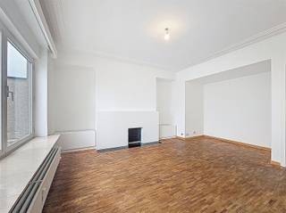 <p><span>Ontdek dit zonnig appartement aan Gent-Zuid! </span></p><p><span>U komt de woning binnen via een ruime inkomhal. Links bevindt zich de </span><span>volledig nieuwe keuken</span><span>, uitgerust met koelkast, vaatwasser, elektrische kookplaat, dampkap, spoelbak én aansluitingen voor wasmachine en droogkast. Vanuit de keuken stapt u zo het </span><span>zuidwestgerichte terras</span><span> van 11 m² op, met uitzicht op de stad en aan de rechterkant de 3 torens. Aansluitend vindt u de lichtrijke leefruimte van 35 m² . Achteraan het gebouw liggen de </span><span>twee slaapkamers</span><span> (14,5 m² en 14 m²), waarvan de master bedroom bovendien toegang heeft tot een gezellig balkon. De badkamer is uitgerust met een ligbad met douchemogelijkheid en een wastafel. Het toilet is apart. Extra troeven: een kelderberging (A7) en een fietsenstalling, toegankelijk via de Sint-Lievenspoortstraat. Contractduur: 3 jaar. Onmiddellijk beschikbaar. Nieuw EPC in aanvraag na extra isolatie werken. </span></p>