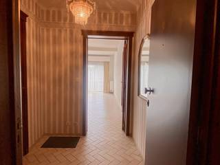 Dit appartement bevindt zich op de tweede verdieping aan de achterkant van het gebouw.Bij het binnenkomen vinden we aan de linkerkant in de inkomhal...