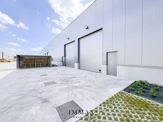 Het recent ontwikkelde bedrijventerrein Portis bestaat uit 49 moderne KMO-units, met oppervlaktes van 164 m² tot 1.183 m². Deze units vormen een ideale uitvalsbasis voor lokale ondernemingen, start-ups en kleinschalige KMO’s.<br /><br />Gebouwd met hoogwaardige en milieuvriendelijke materialen, voldoen de units aan de strengste kwaliteits- en duurzaamheidsnormen. Ze zijn bovendien aantrekkelijk als investeringsobject, dankzij het potentieel voor een stabiel en interessant rendement van 3,3%!<br /><br />De units worden casco opgeleverd, wat de nieuwe eigenaar volledige vrijheid biedt om de inrichting af te stemmen op de eigen noden en activiteiten. Elke unit is standaard uitgerust met: individuele regenwaterput van 10.000l - sanitaire ruimte - lichtarmaturen - geïsoleerde sectionaalpoort (4,5m B op 4,8m H) met aparte toegangsdeur - min. 2 parkeerplaatsen - brievenbus. Mogelijkheid tot het installeren van zonnepanelen bovenop de unit. <br /><br />Troeven: <br />- Strategische ligging ~ AA-locatie met uitstekende bereikbaarheid<br />- Ruime manoeuvreerruimtes voor vrachtwagens en opleggers <br />- Instapklare entiteiten<br />- Duurzame wegenis in betonverharding (geen asfalt)<br />- Ruime laad- en loszones <br />- Voldoende parkeergelegenheid <br />- Vrije hoogte van 6m<br /><br />Voor verdere informatie of vrijblijvend bezoek contacteer Céline op 0476 60 60 23 of mail naar celine@immax.be