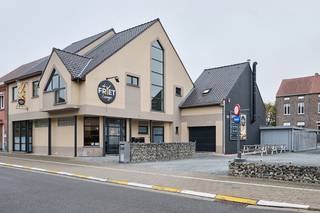 Uitzonderlijk handelspand met woonst en grond.In de woonkern van Appelterre bevindt zich dit uitzonderlijk handelspand met stijlvolle woonst, op een...