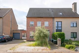 <p>In één van de meest gegeerde woonwijken van Hemiksem bevindt zich deze recente <strong>halfopen bebouwing</strong>, waar ruimte, comfort en toegankelijkheid perfect samenkomen. De woning is gelegen in een rustige en kindvriendelijke omgeving, op wandelafstand van winkels, scholen en openbaar vervoer. Ook sport- en natuurliefhebbers komen hier volop aan hun trekken dankzij de nabijgelegen sportinfrastructuur in de Nieuwe Dreef en het bosgebied met tal van fiets- en wandelroutes. Bovendien bereikt u Antwerpen in een handomdraai via de uitstekende verbindingswegen of de populaire waterbus.</p>
<p>Bij het betreden van de woning komt u terecht in een verzorgde inkomhal die toegang geeft tot de ruime leefruimte op tegelvloer. Aansluitend bevindt zich een stijlvolle, op maat gemaakte <strong>bibliotheek- en bureauruimte</strong>, ideaal voor thuiswerk of als gezellige leeshoek. Achteraan de woning vindt u de bijzonder ruime keuken, uitgerust met alle hedendaagse comfort en voldoende plaats voor het hele gezin. Verder beschikt het gelijkvloers over een praktische wasruimte en een apart gastentoilet. De <strong>zuidoost georiënteerde tuin</strong> vormt een heerlijke plek om van de zon en het buitenleven te genieten.</p>
<p>Op de eerste verdieping bevinden zich drie slaapkamers, waaronder een slaapkamer met <strong>jacuzzi</strong>, een apart toilet en een badkamer. De tweede verdieping biedt nog eens twee bijkomende slaapkamers en een tweede badkamer, waardoor deze woning uitermate geschikt is voor grote gezinnen of wie extra ruimte wenst voor hobby's, gasten of een thuisbureau.</p>
<p>Een bijzondere meerwaarde is dat de woning destijds werd ontworpen met het oog op levenslang wonen. Zo werd reeds rekening gehouden met de mogelijkheid tot het plaatsen van een lift en zijn alle deuren uitgevoerd met een breedte van <strong>1 meter</strong>, wat zorgt voor extra comfort en toegankelijkheid.</p>
<p>Deze instapklare woning combineert een uitstekende ligging met uitzonderlijk veel ruimte en praktische troeven. Een unieke kans voor wie op zoek is naar een comfortabele gezinswoning in een aantrekkelijke en toekomstgerichte woonomgeving.</p>