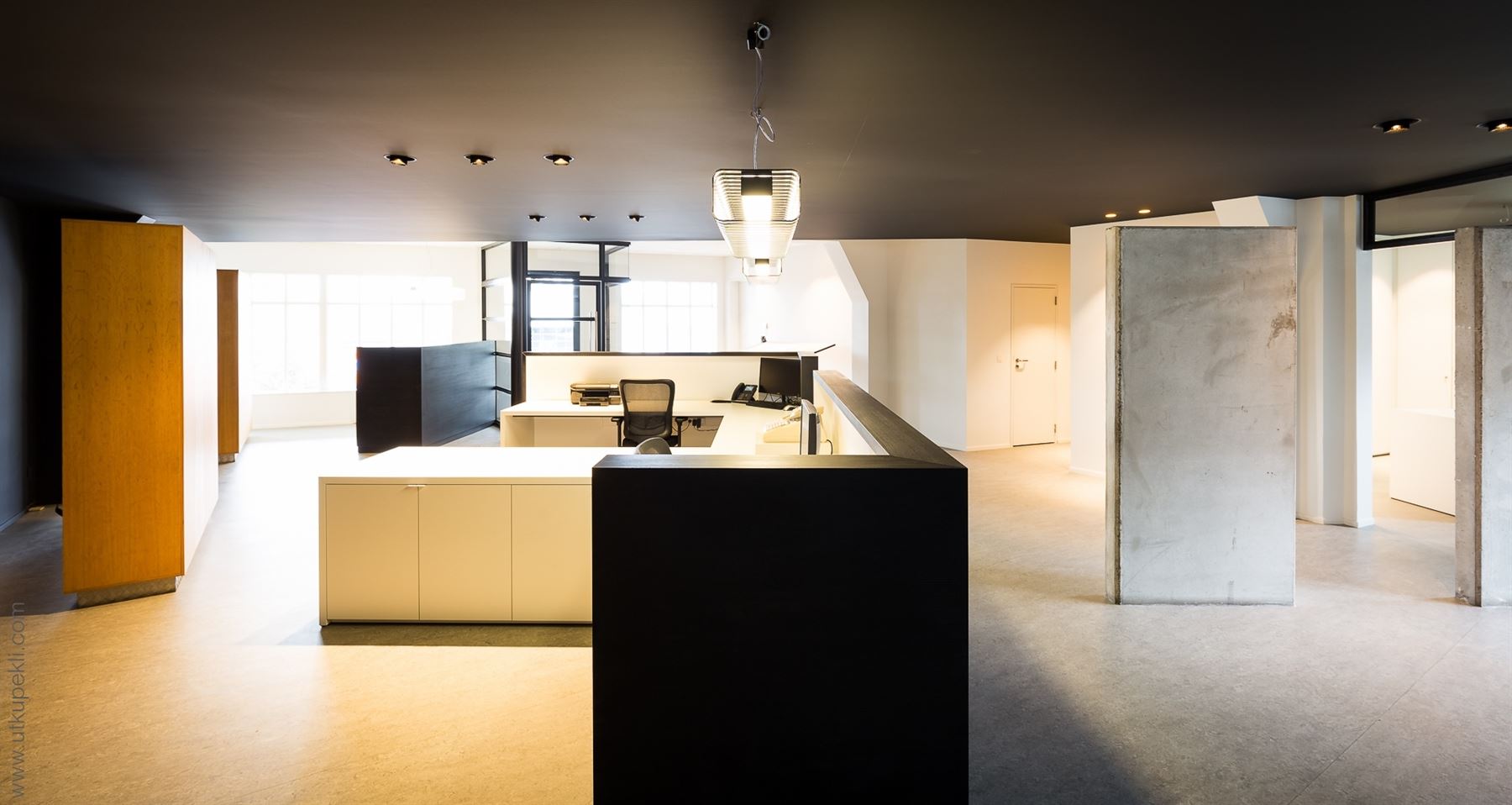 Des bureaux rénovés et équipés d'environ 350m² offrant confort et modernité  - photo 2