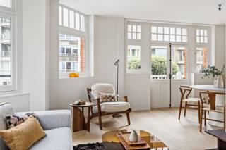 <strong>De Panne: Uitzonderlijk studio-appartement te koop! Unieke locatie, unieke residentie, prachtige afwerking!</strong><br /><br />Dit studio-appartement bevindt zich in de hoogwaardig afgewerkte residentie COCO, een uniek project van BAUHAUS Project. Residentie Coco is de perfecte match tussen het respecteren van de authenticiteit van het gebouw en alle comfort van een modern appartement dat luxueus tot in de laatste puntjes werd afgewerkt! Perfect voor wie op zoek is naar een pied-à-terre of een investering in hartje De Panne!<br /><br /><strong>Indeling:</strong><br />Inkomhal, badkamer met inloopdouche, apart toilet, lichtrijke woonkamer met prachtige aansluitende eethoek en open, volledig ingerichte keuken. Vanuit de woonkamer is er toegang tot een heel aangenaam terras dat de woonkamer quasi volledig omringt! Verder is er een aparte slaaphoek.<br />Het studio-appartement wordt verder aangeboden met een private kelder op het gelijkvloers.<br /><br /><strong>Troeven:</strong><br />• Historisch pand dat van A tot Z werd vernieuwd!<br />• Kleinschalige residentie met lift<br />• Luxueuze afwerking<br />• Heel centrale ligging, op enkele stappen van de zee!<br /><br />Interesse? Contacteer ons vandaag nog voor meer informatie of een bezoek.