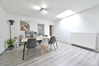 Deze charmante en instapklare woning bevindt zich in een rustige, doodlopende en kindvriendelijke straat, terwijl alle dagelijkse...