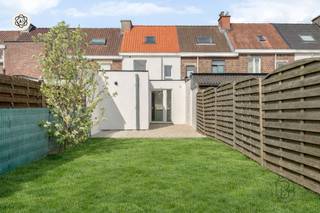 Recent gerenoveerde en instapklare woning met 3 slaapkamers, zuidoostgerichte tuin en terras, op een aangename locatie. <br /><br />Deze charmante woning werd in 2026 grondig gerenoveerd en biedt een bewoonbare oppervlakte van 135m². Dankzij de doordachte indeling, moderne technieken en energiezuinig karakter (EPC B – 110 kWh/m²/j) geniet je hier van comfortabel en hedendaags wonen.<br /><br />INDELING:<br />Inkomhal, gezellige en lichtrijke leefruimte met geïnstalleerde keuken, aansluitend een praktische wasplaats en directe toegang tot het zuidoostgerichte terras en de aangename tuin (88 m²). Verder beschikt de woning over 3 slaapkamers, een badkamer met douche , twee toiletten en een ingerichte zolder die extra mogelijkheden biedt (bureau, hobbyruimte of extra slaapkamer).<br /><br />Deze woning biedt een ideale combinatie van charme, modern comfort en een uitstekende ligging.<br /><br />Voor wie is deze woning ideaal?<br />♦ Voor gezinnen die op zoek zijn naar een instapklare woning met tuin en voldoende ruimte.<br />♦ Voor koppels die comfortabel willen wonen in een centrale omgeving.<br />♦ Voor investeerders die zoeken naar een vlot verhuurbaar en kwalitatief pand.<br /><br />Te koop via Immo Beguin, jouw vastgoedexpert sinds 2009. Met kantoren in Ronse, Waregem, Kortrijk, Deinze, Doornik en Lessines.<br />✉️ info@immobeguin.be