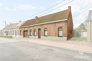 Een ruim perceel, een grote tuin en volop mogelijkheden om jouw plannen vorm te geven: deze halfopen bebouwing in de Sint-Elooistraat 38 heeft heel wat te bieden. Met 644 m² grond, een inpandige garage en een ligging dicht bij het centrum van Zeveneken vormt dit pand een interessante kans voor zowel gezinnen als investeerders.<br /><br />Waar vroeger drie afzonderlijke woningen stonden, bevindt zich vandaag één ruime woning. Je kunt het pand naar eigen smaak renoveren tot een royale gezinswoning, maar er is ook de mogelijkheid om door verbouwing/ sloop & heropbouw twee woningen te realiseren. Zo kies je voor een eigendom met ruimte én toekomstperspectief.<br /><br />Een van de grote troeven is de ruime tuin achteraan. Hier is plaats voor een gezellig terras, spelende kinderen, een moestuin of gewoon een fijne plek om buiten tot rust te komen. De tuin is bovendien bereikbaar via een zijweg met recht van doorgang. De inpandige garage biedt plaats voor je wagen en extra bergruimte.<br /><br />Ook de ligging maakt het plaatje compleet: winkels, school, horeca en openbaar vervoer bevinden zich vlakbij. Je geniet hier van een ruim eigendom met alle dagelijkse voorzieningen binnen handbereik.<br /><br /><br />Voor meer informatie contacteer mij op <br />alexander@woonvast.be<br />0493 72 43 26