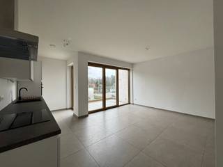 Ligging: Centraal gelegen vlakbij het centrum van Vosselaar, openbaar vervoer, scholen en met een vlotte verbinding naar Turnhout-Malle.<br /><br />Omschrijving:<br /><br />Dit energiezuinige appartement is gelegen op de tweede verdieping en kunnen we bereiken met de lift. Het appartement bestaat uit een inkomhal, leefruimte met open keuken, berging, apart toilet, badkamer met grote douche, 2 slaapkamers en een terras.<br /><br />Er is ook een ondergrondse kelderberging en autostaanplaats inbegrepen.<br /><br />Er kan een extra staanplaats gehuurd worden. (huurprijs op aanvraag)<br /><br />Vaste maandelijkse kosten: € 50<br /><br />Bijzonderheden: <br />- EPC: A-label<br />- Beschikbaarheid: onmiddellijk