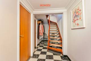 !!Let op: dit pand wordt verhuurd met een contract van 1 jaar. Nadien wordt de woning volledig verbouwd.Ontdek deze charmante woning, ideaal gelegen...